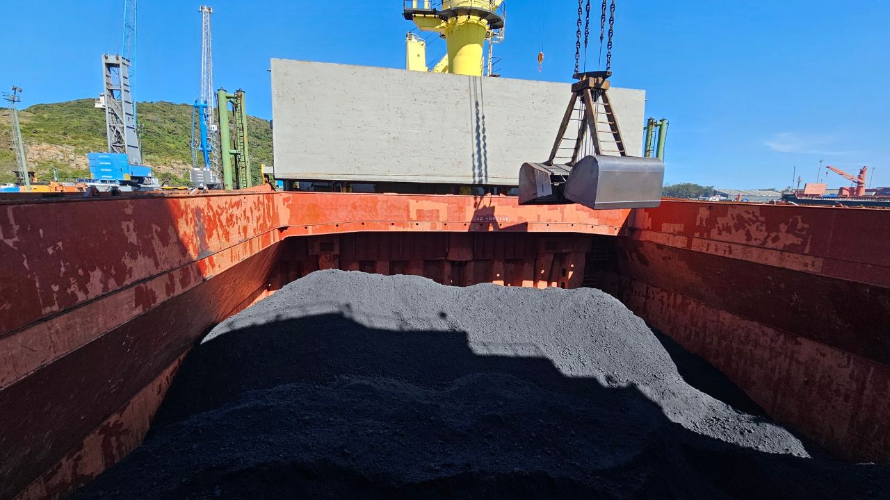 What are the most common causes of grab crane failures